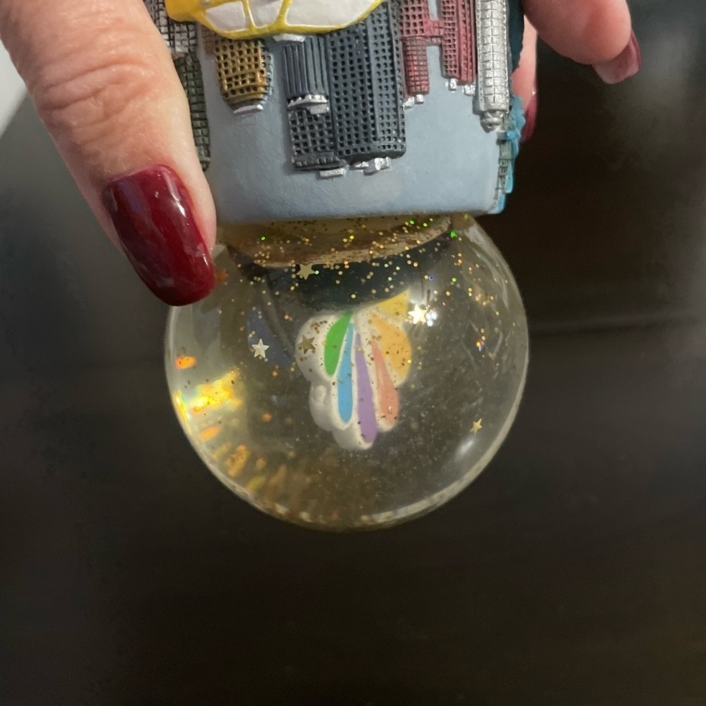 Novelty NBC Studio New York Gold Glitter Snow Globe - Picture 4 of 4